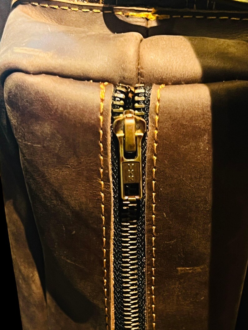 close up of ykk zip on personalized Vintage Cowhide Leather Golf Bag