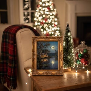 K&ouml;nnte beinhalten: Ein gerahmtes Gem&auml;lde mit einem goldenen, verzierten Rahmen zeigt eine n&auml;chtliche Landschaft mit einer H&uuml;tte an einem See. Ein kleiner Weihnachtsbaum und ein Glas mit Ornamenten stehen auf einem Holztisch. Eine karierte Decke ist &uuml;ber ein wei&szlig;es Sofa drapiert.