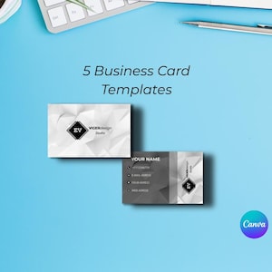 Può includere: Due modelli di biglietti da visita con un design geometrico sono visualizzati su uno sfondo azzurro. Le carte presentano il testo "VIGERdesign Studio" e "YOUR NAME". L'immagine include anche una tastiera, una penna e il testo "5 Business Card Templates".
