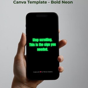 Può includere: Uno smartphone nero mostra un testo verde: "Stop scrolling. This is the sign you needed." Sopra, il testo recita "TikTok Hook Templates - Editable Canva Template - Bold Neon." Il telefono è tenuto contro uno sfondo neutro.