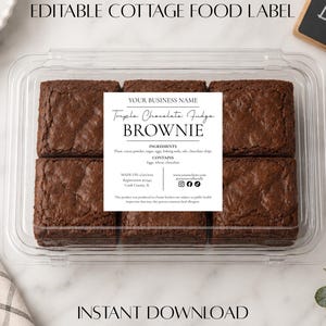 Op de afbeelding: Een doorzichtige plastic container met zes vierkante brownies. Elke brownie heeft een label met de tekst "Triple Chocolate Fudge Brownie" met ingrediënten. De woorden "Editable Cottage Food Label" en "Instant Download" zijn ook zichtbaar.
