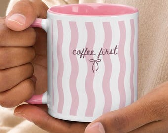 Tazza da caffè "Coffee First" in ceramica a righe rosa, idea regalo minimalista per la mattina.