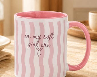 Tazza da caffè a righe rosa "Soft Girl Era", regalo perfetto per lei.