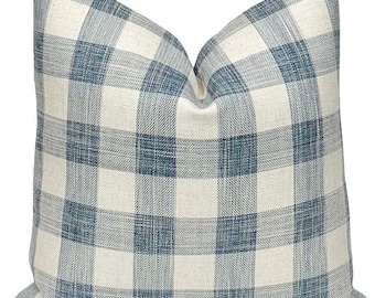 Könnte beinhalten: Quadratisches Kissen mit blau-weißem Karomuster. Das Kissen hat ein weiches, strukturiertes Aussehen und ein klassisches Design. Es ist ein dekoratives Element für ein Bett oder Sofa.
