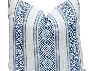 Funda de almohada geométrica azul cobalto: almohada de rayas étnicas de Jaclyn Smith