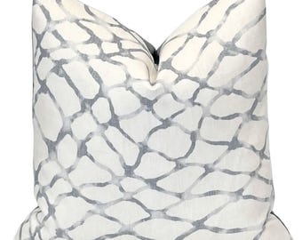 Funda de cojín Kravet Waterpolo con diseño abstracto de olas contemporáneas / Gris y blanco / Decoración del hogar / Fundas de cojín de diseño