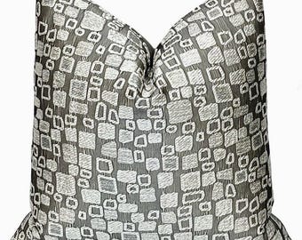 Silbergrauer Kissenbezug mit geometrischer Stickerei | Wohnaccessoires | Dekokissen |