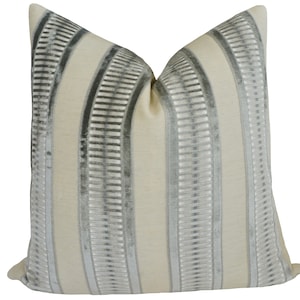Kravet Street Style Platin Samt Streifen Kissenbezug | Handwerker Samte | Grau, Beige | Designer Deko-Kissen