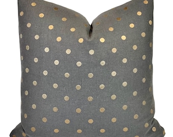 Capa de almofada Kravet com bolinhas douradas metálicas: almofada de linho e algodão