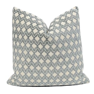 Cowtan & Tout Linley Himmel Geometrischer Schnitt Samt Samt Kissenbezug | Designer Dekokissen | High End | Dekoratives Kissen