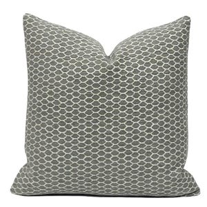 Könnte beinhalten: Ein quadratisches Zierkissen mit einem grau-weißen geometrischen Muster. Das Kissen hat eine strukturierte Oberfläche und eine neutrale Farbpalette, die für verschiedene Einrichtungsstile geeignet ist. Das Muster ist ein sich wiederholendes, schuppenartiges Design.