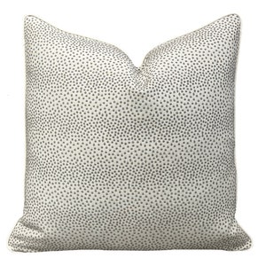Kravet Design Copricuscino a pois in ciniglia grigia con profili / Cuscino ispirato alla pelle di animale / Cuscino decorativo di design
