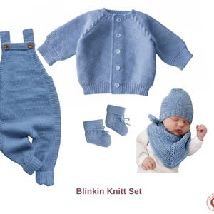 以下が含まれることがあります： ベビーブルーのニットセット。オーバーオール、カーディガン、ブーティー、帽子、よだれかけが含まれています。セットは白い背景に表示されています。「Blinkin Knitt Set」の文字が下にあります。
