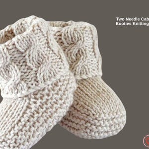 Puede incluir: Un par de patucos de bebé de punto, de color crema. Los patucos presentan un diseño de punto trenzado en la parte superior y un puño acanalado. El texto "Two Needle Cable Baby Booties Knitting Pattern" es visible.