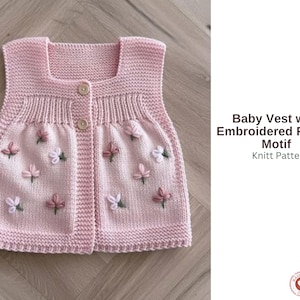 Puede incluir: Un chaleco de bebé de punto rosa claro con un motivo floral bordado. El chaleco tiene un cuello cuadrado, cierre de botones y está adornado con pequeñas flores bordadas de colores. El texto "Baby Vest with Embroidered Flower Motif Knitt Pattern" es visible.