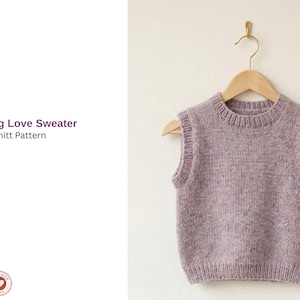 Puede incluir: Un chaleco de punto sin mangas, de color lila, cuelga de una percha de madera. El chaleco tiene cuello y dobladillo de canalé. El texto "Spring Love Sweater Knitt Pattern" es visible en el lado izquierdo de la imagen.