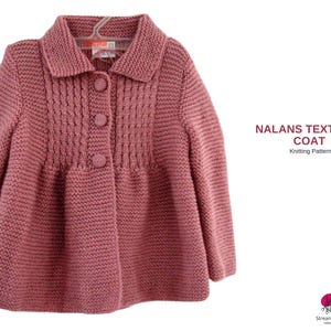 Puede incluir: Un abrigo de punto rosa empolvado con un diseño texturizado. El abrigo presenta un cuello, tres botones grandes y un bajo acampanado. El texto "NALANS TEXTURED COAT Knitting Pattern" es visible en el lado derecho.