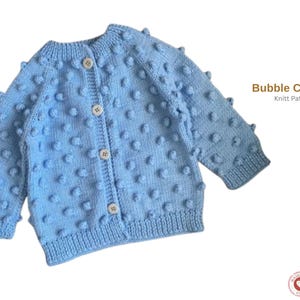 Puede incluir: Un cárdigan de burbujas tejido de color azul claro, con cuello redondo y mangas largas. El cárdigan tiene una parte delantera abotonada con botones blancos y detalles de burbujas texturizadas. El texto "Bubble Cardigan Knitt Patterns" es visible.
