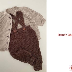 Könnte beinhalten: Beige Strickjacke mit braunen Knöpfen und passendem braunen Strick-Strampler mit Trägern. Das Set wird mit dem Text "Ramsy Baby Set" angezeigt. Handgefertigt.