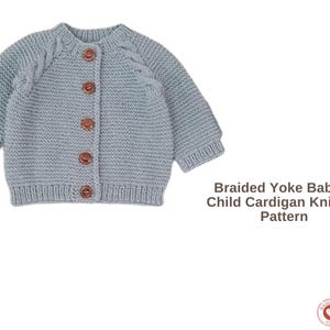 Op de afbeelding: Een lichtblauwe gebreide babyvest met een gevlochten jukontwerp. Het vest heeft lange mouwen en wordt gesloten met vijf bruine knopen. De tekst "Braided Yoke Baby & Child Cardigan Knitting Pattern" is zichtbaar.