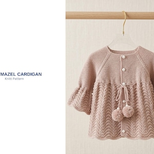 Puede incluir: Una taza de cerámica blanca con asa negra y el texto "But First, Coffee" en negrita negra. La taza se encuentra sobre un fondo neutro, resaltando su diseño sencillo.