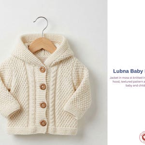Puede incluir: Una sudadera con capucha para bebé de color crema con un patrón de punto texturizado y botones de madera. La chaqueta con capucha se muestra en una percha de madera. El texto "Lubna Baby Hoodie" es visible.