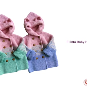 Könnte beinhalten: Zwei Baby-Hoodies mit rosa Kapuze und Farbverlauf von Rosa zu Blau und Grün. Die Hoodies haben ein doppelreihiges Design mit Holzknöpfen und Bärenohren an der Kapuze. Der Text "Filinta Baby Hoodie" ist sichtbar.