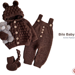 Puede incluir: Un conjunto de bebé tejido en color marrón, que incluye una chaqueta con capucha con orejas de oso, una aplicación de oso de peluche, un peto y patucos. El conjunto presenta botones de madera y está diseñado para recién nacidos. El texto "Bilo Baby Set Knitt Pattern" es visible.