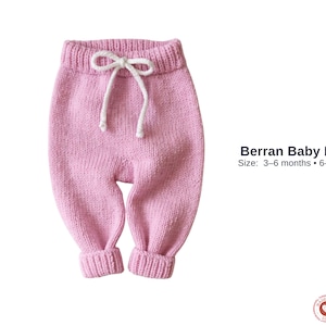 Puede incluir: Un letrero de madera hecho a mano con la palabra "Welcome" escrita a mano. El letrero blanco tiene un acabado envejecido y una pequeña hoja verde en la parte superior. Para decoración del hogar.