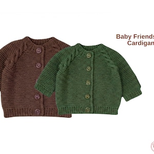 Può includere: Sono presentati due cardigan per bambini, uno marrone e uno verde. I cardigan hanno scollo tondo, maniche lunghe e chiusure con bottoni. Il testo "Baby Friendship Cardigan" è visibile.