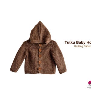 Puede incluir: Una sudadera con capucha para bebé de punto marrón con capucha y botones de madera. El texto "Tutku Baby Hoodie Knitting Pattern" se muestra en el lado derecho de la imagen. La sudadera con capucha está hecha de un hilo texturizado.