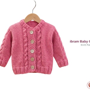 Könnte beinhalten: Ein rosa Baby-Cardigan mit Zopfmuster, auf einem Holzbügel präsentiert. Der Pullover hat eine Knopfleiste mit vier Holzknöpfen. Der Text "ibram Baby Cardigan Knitt Pattern" ist sichtbar.