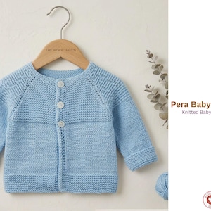 Puede incluir: Una chaqueta de bebé de punto azul claro con tres botones blancos, colgada de una percha de madera. La chaqueta tiene mangas largas y puños acanalados. El texto "Pera Baby Jacket" y "Knitted Baby Jacket" es visible.