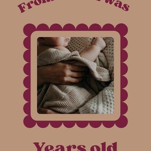 Op de afbeelding: Een beige kunstafdruk met een foto van een baby in een deken. De foto is omlijst in een bordeauxrode geschulpte rand, met de tekst "From when I was" en "Years old" in bordeauxrood script.