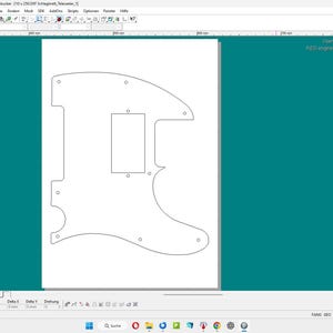 Puede incluir: Un contorno blanco de golpeador de guitarra en una pantalla de ordenador, que muestra la forma con agujeros para tornillos y un recorte para pastilla. El fondo es de color verde azulado, con una interfaz de software visible.
