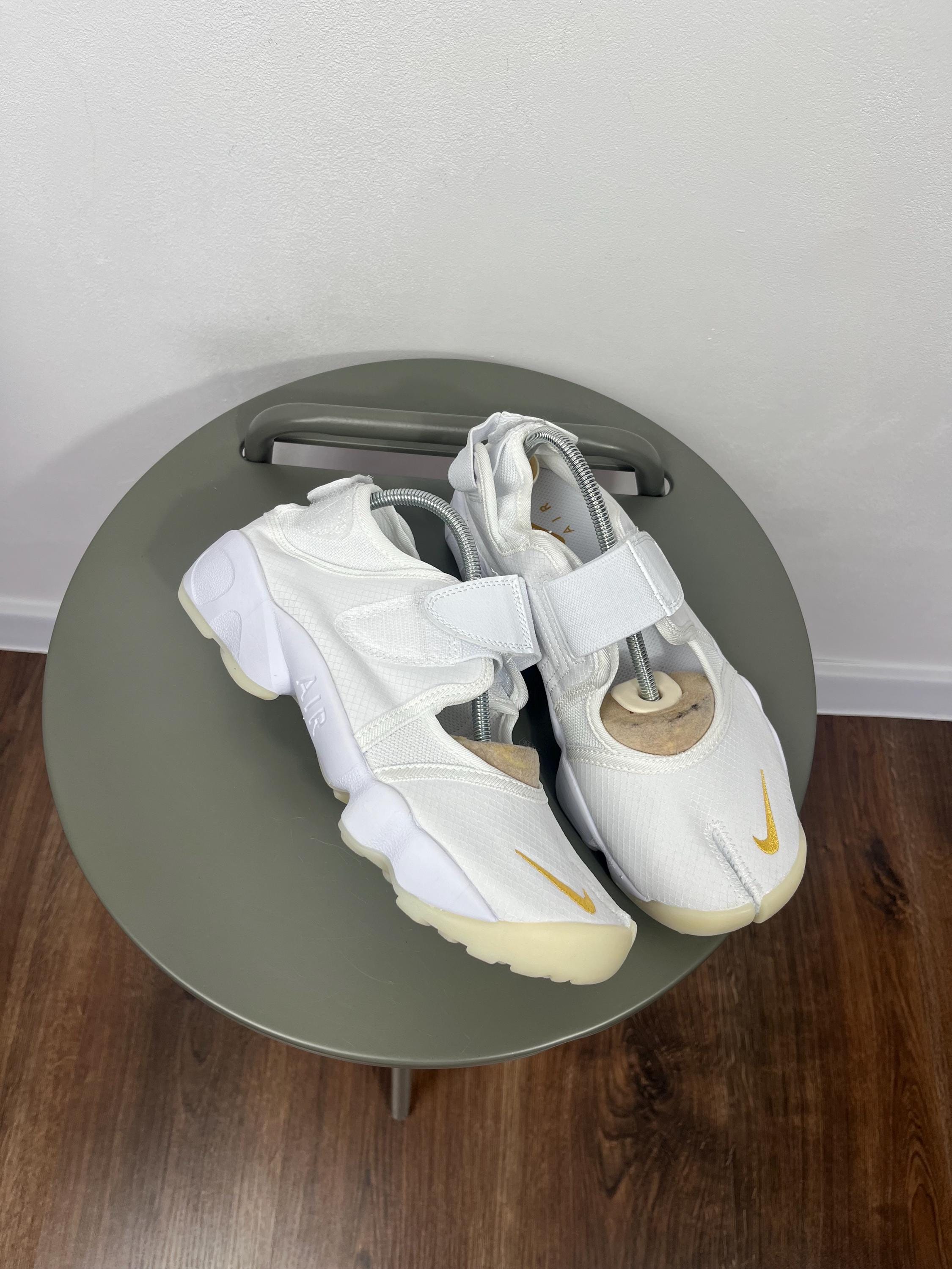 nike shoes with separate big toe