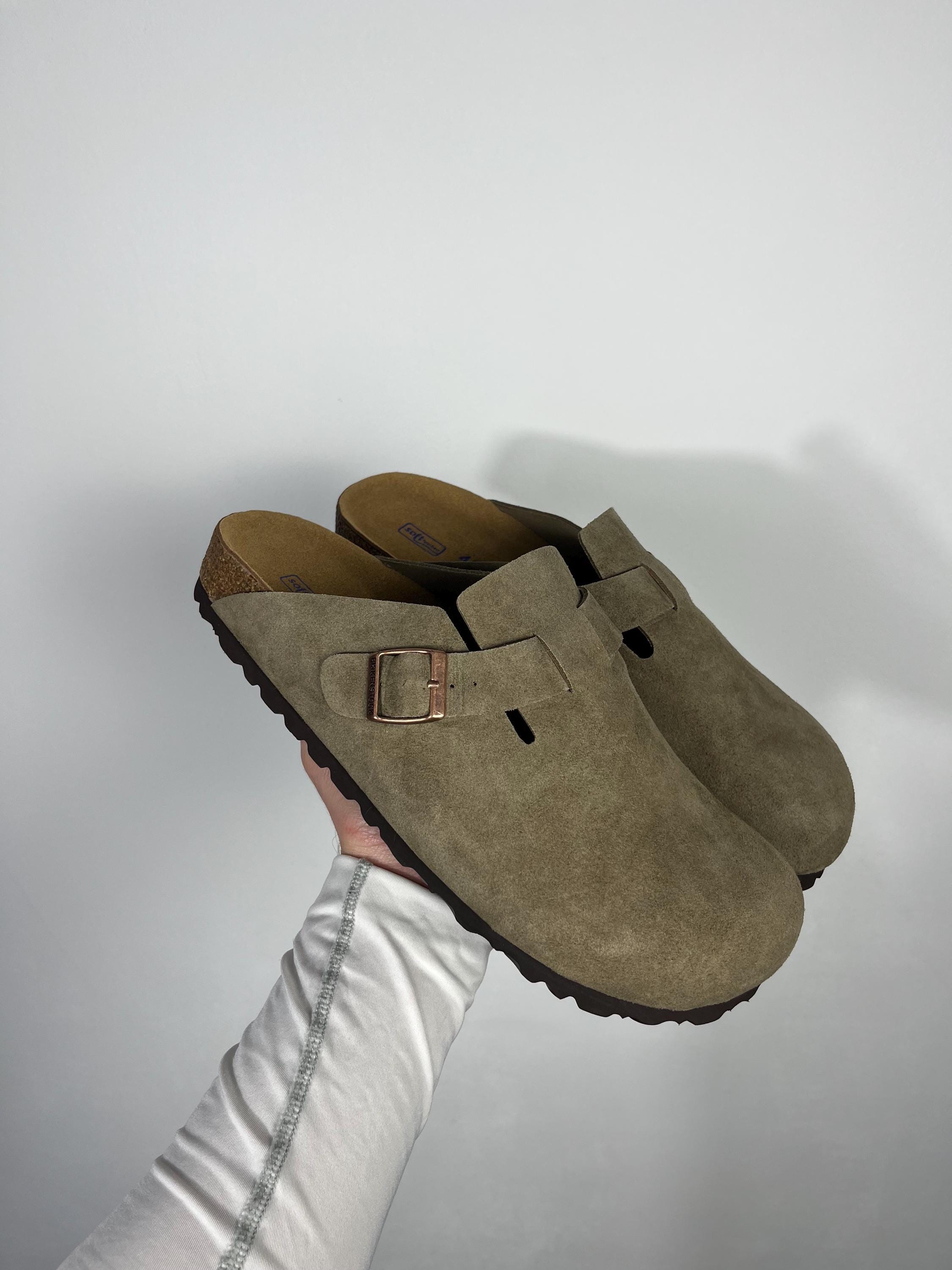 Zuecos Birkenstock Boston de ante, talla EU 42 US 9, color topo, plantilla suave, estilo casual sin cordones.