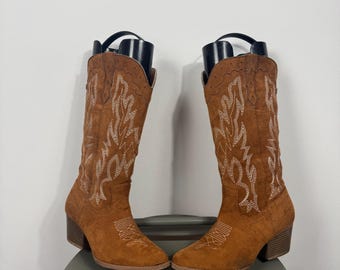 Bota feminina estilo cowboy, cano médio, em camurça marrom, com salto bloco, tamanho 37 (UE).