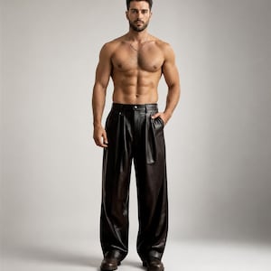 Può includere: Pantaloni a vita alta e gamba larga in un materiale marrone scuro con finitura liscia. Questi pantaloni presentano una vita strutturata con chiusura a bottone singolo, profonde pieghe frontali e tasche laterali.
