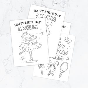 Peut inclure: Plusieurs cartes blanches avec des dessins au trait noirs et du texte. Les cartes présentent le texte "Happy Birthday Amelia" et des illustrations d'une ballerine, de nœuds, d'un miroir, de papillons et d'étoiles. La ballerine porte une couronne et un tutu.