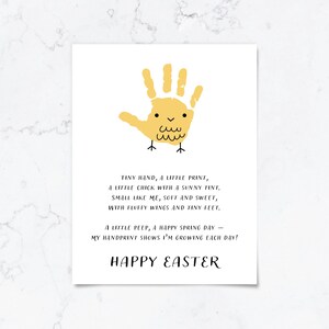 Könnte beinhalten: Weiße Karte mit einem gelben Handabdruck, der in eine Kükenillustration umgewandelt wurde. Der Text lautet "Happy Easter". Das Design ist einfach und kindlich, perfekt für Osterfeiern.