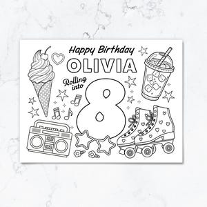 Op de afbeelding: Een zwart-wit kleurplaat met de tekst Happy Birthday OLIVIA Rolling into 8. Het ontwerp bevat een ijshoorntje, een drankje met een rietje, een boombox, stervormen, muzieknoten, hartvormen en een paar rolschaatsen.