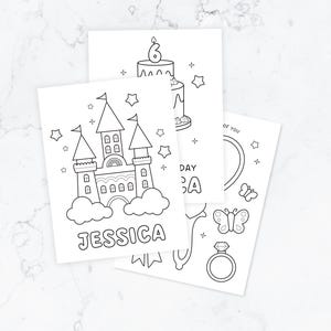 以下が含まれることがあります： 白黒の塗り絵が3枚。1枚は「JESSICA」という名前が下にあるお城が描かれています。もう1枚は、数字の6のろうそくが立っているバースデーケーキです。3枚目は、ハート、蝶、指輪、そして「of you」という言葉が描かれています。