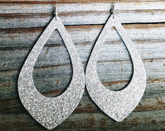 Leder Ohrringe Tropfen Lackleder Glitzer Silber Cut Outs wähle deine Größe handgemacht by Hammered Love Letters