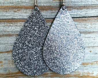 Leder Ohrringe dunkelkohle metallic Glitzer Lackleder handmade by Hammered Love Letters