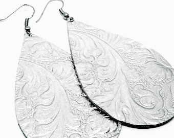 Leder Ohrringe tropfenförmig metallic silber Western Druck handgemacht by Hammered Love Letters