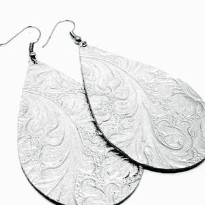Brincos de couro leve lágrima metálica prata ocidental estampada feita à mão por Hammered Love Letters