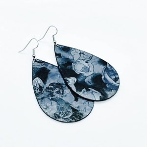 Brincos de couro preto branco cinza com estampa floral feitos à mão por Hammered Love Letters