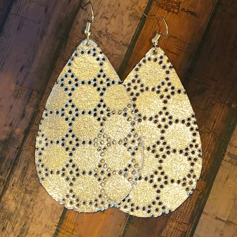 Leder Ohrringe gold swiss dot dots leder handmade by Hammered Love Letters Bild 3