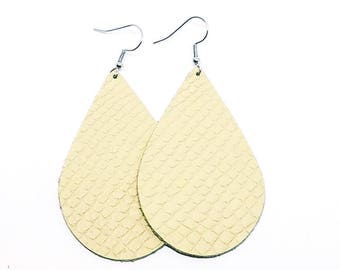 Orecchini in pelle crema vaniglia fantasia serpente bianco fatto a mano da Hammered Love Letters